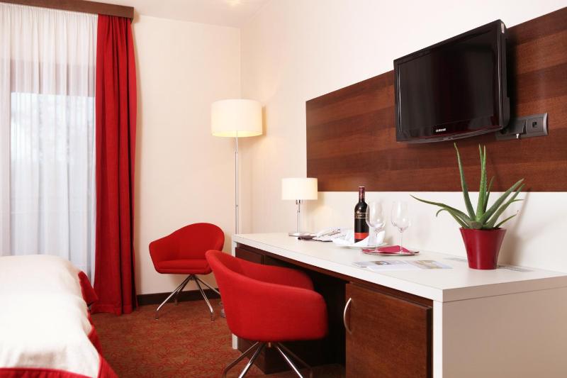 Classic Double Room image 3
