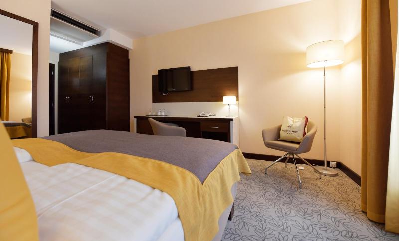 Classic Double Room with Balcony image 3