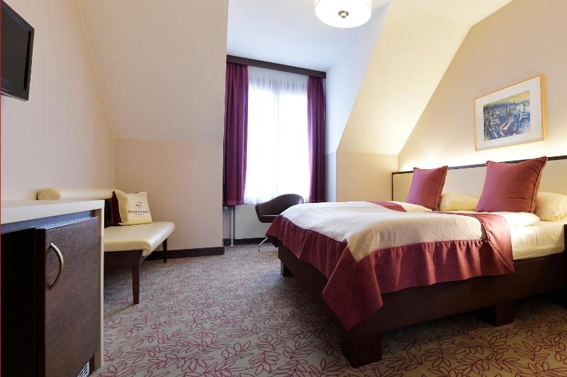 Classic Double Room - Lake Side image 4