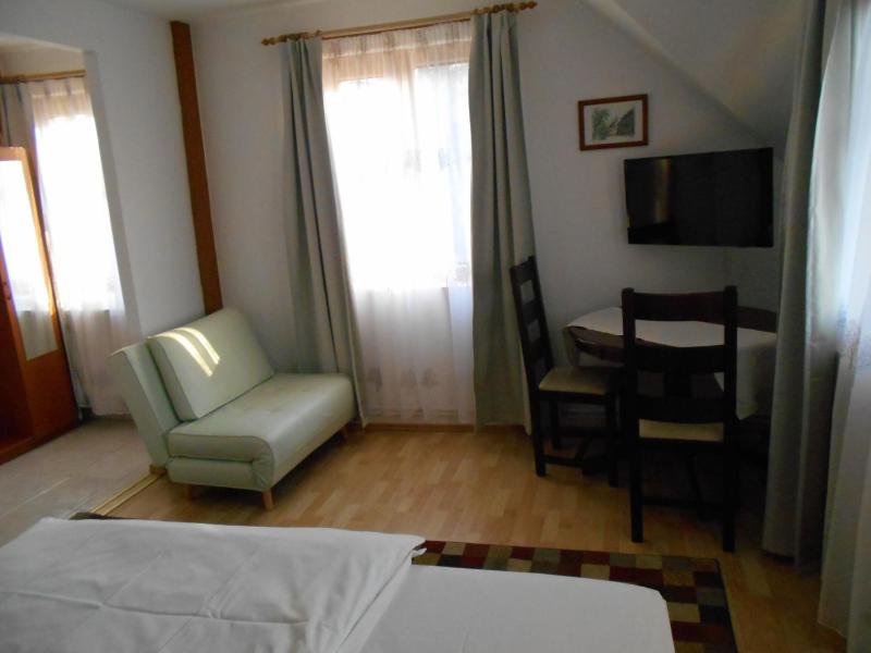 Twin Room image 3