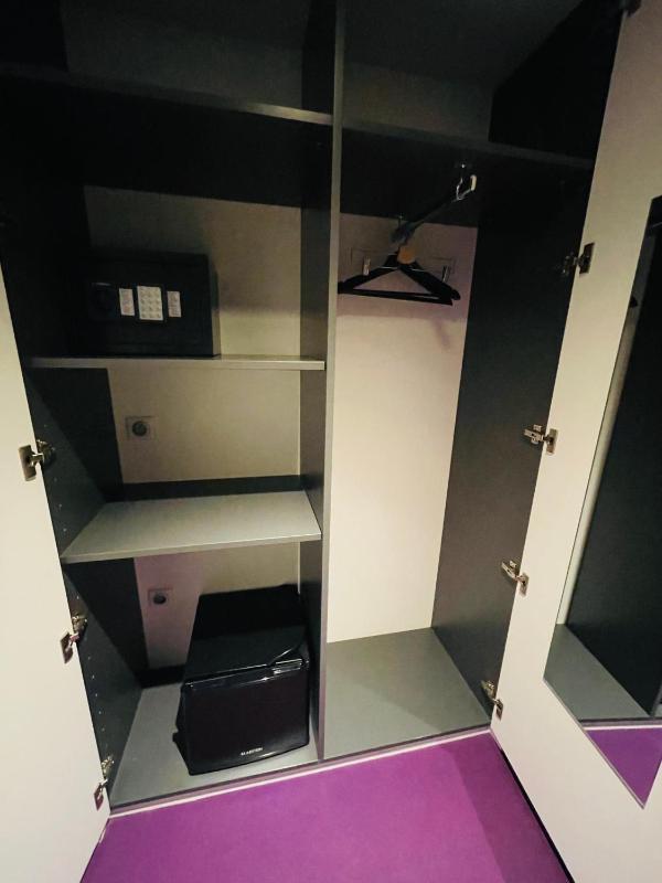 Twin Room with Shower image 4