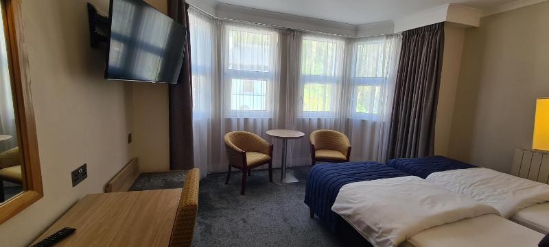 Classic Twin Room with Sofa image 2