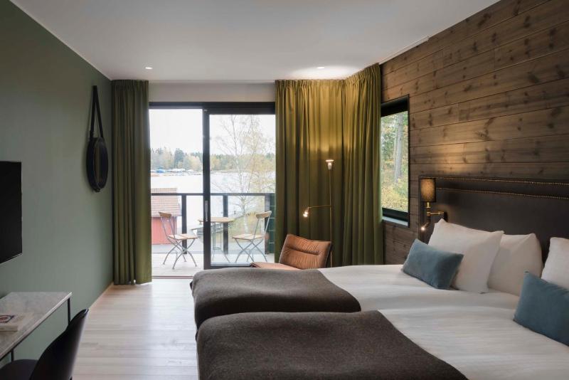 Deluxe Double Room with Balcony and Sea View image 3