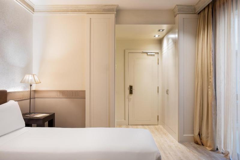 Standard Interior Room image 3