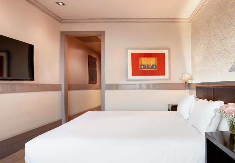 Deluxe Double or Twin Room image 3