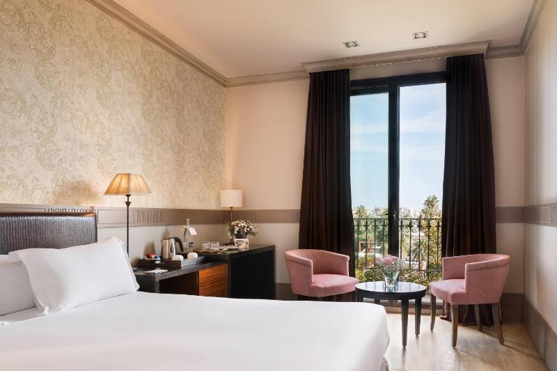 Deluxe Double or Twin Room image 1