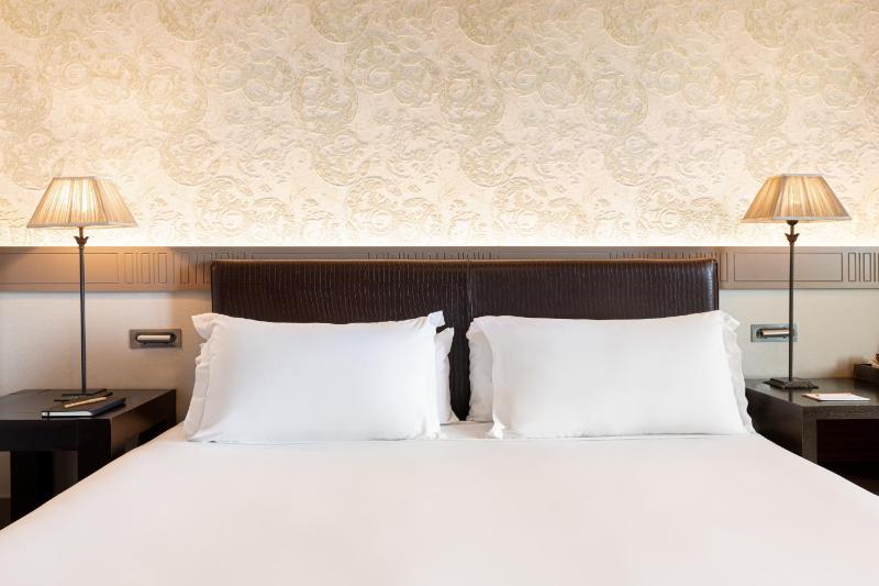 Deluxe Double or Twin Room image 4