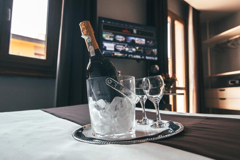 Deluxe Double or Twin Room with Spa Bath image 2