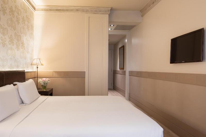 Standard Double Room image 2