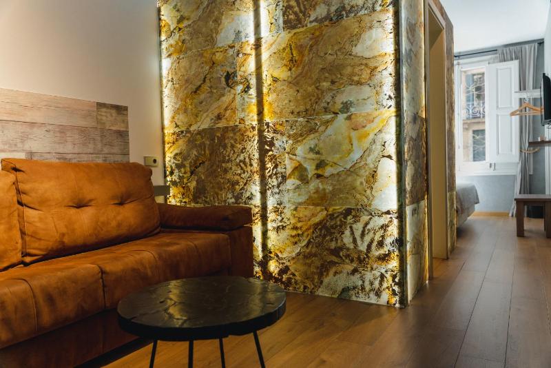 Deluxe Family Room image 2