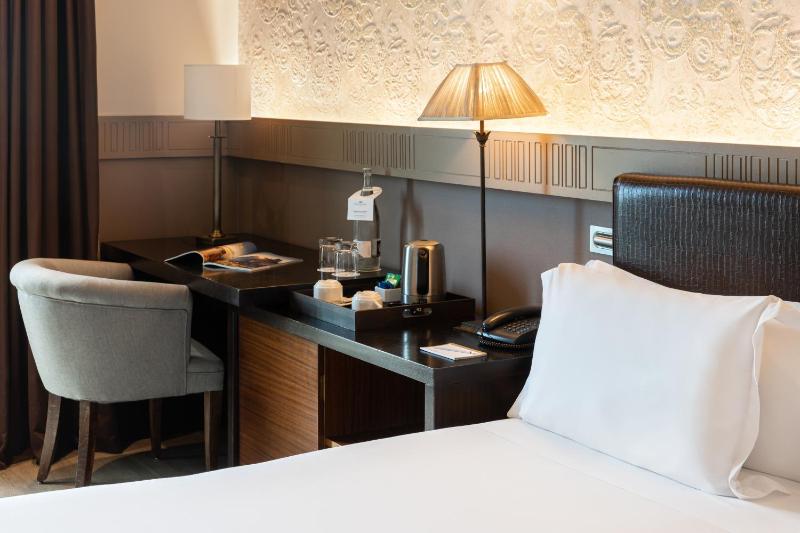 Deluxe Double Room with Port View image 4