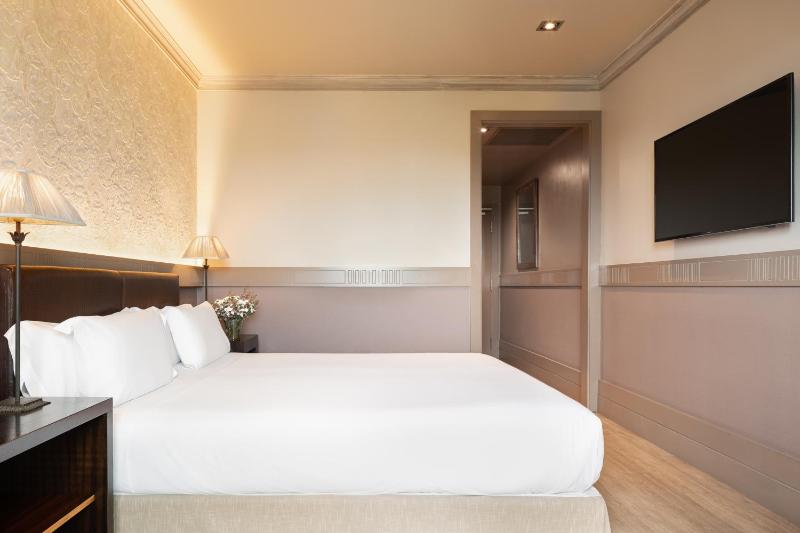 Deluxe Double Room with Port View image 3