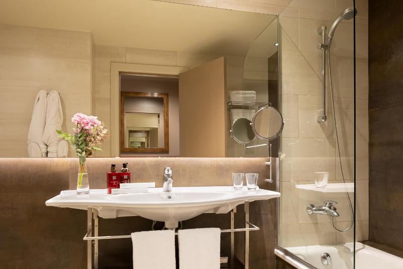 Deluxe Double Room with Port View image 2