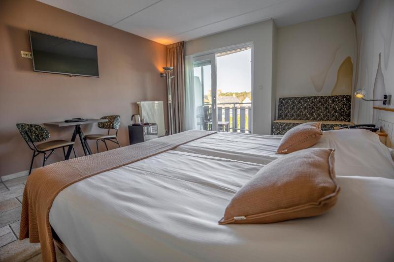 Double Room with Bath image 4