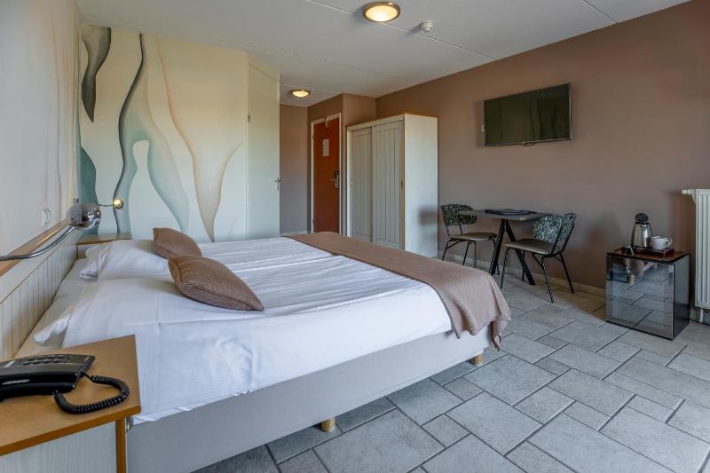 Double Room with Bath image 1
