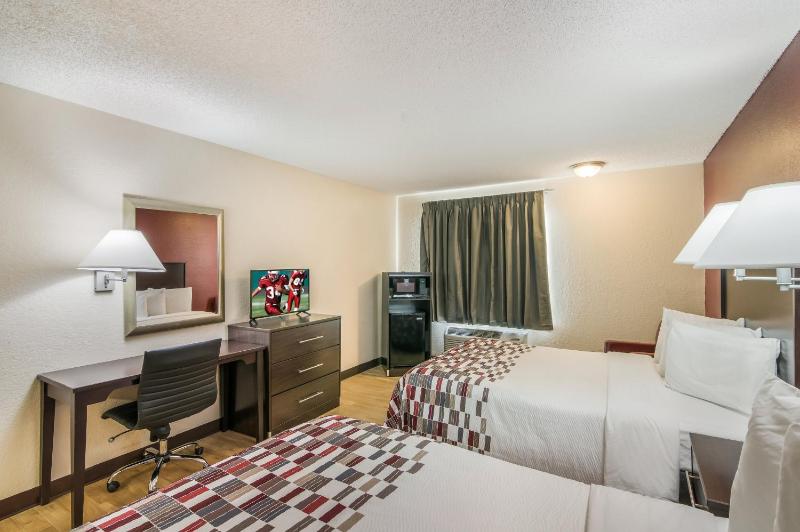 Deluxe Queen Room with Two Queen Beds Non-Smoking image 4