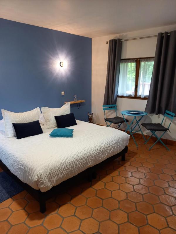 Standard King Room image 3