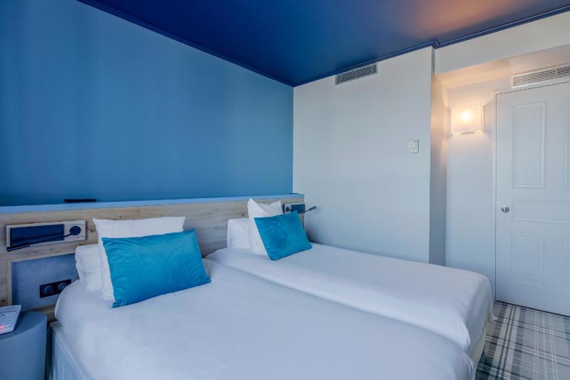 Superior Twin Room image 4