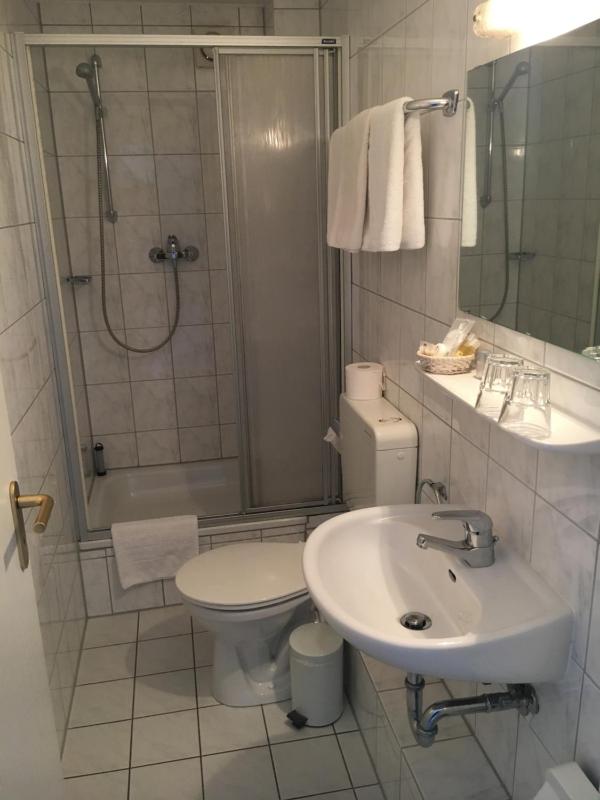 Twin Room with Private Bathroom image 2