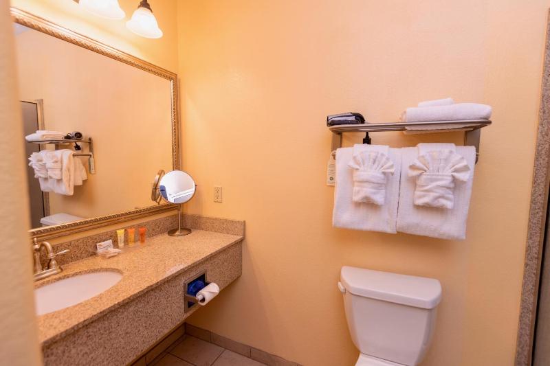 Queen Room with Two Queen Beds - Not Pet Friendly image 4