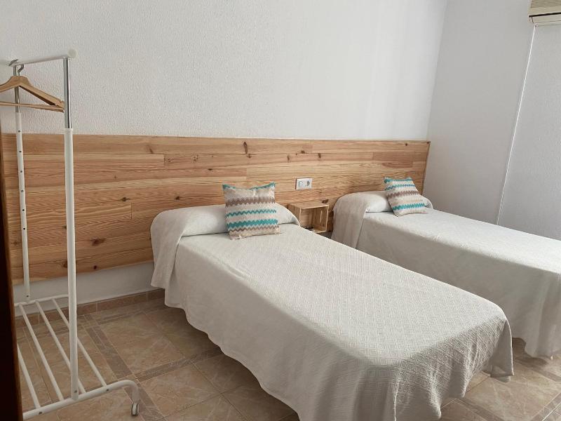 Twin Room image 4