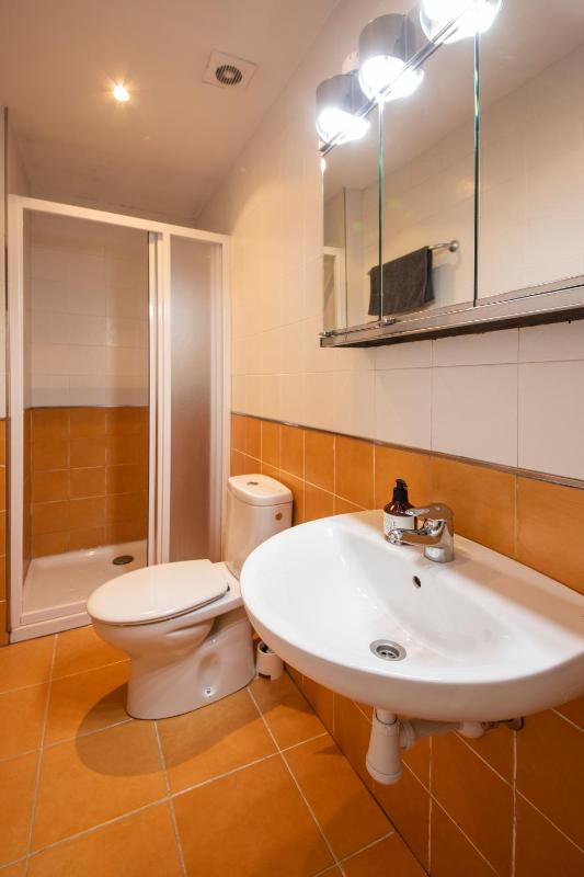 Spacious Central Old Town Apartment - image 11