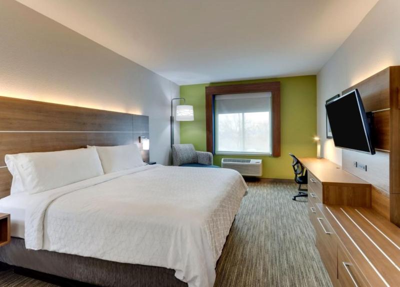 Standard King Room with Sofa Bed image 1