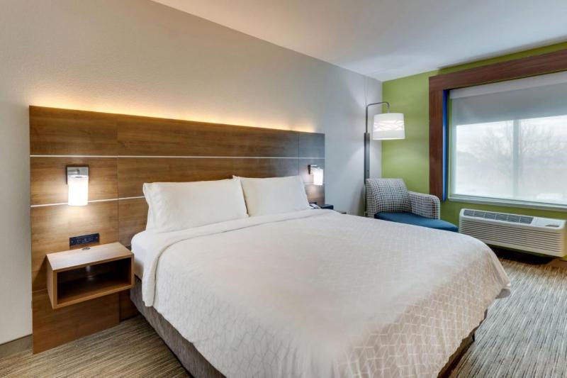 Standard King Room image 2