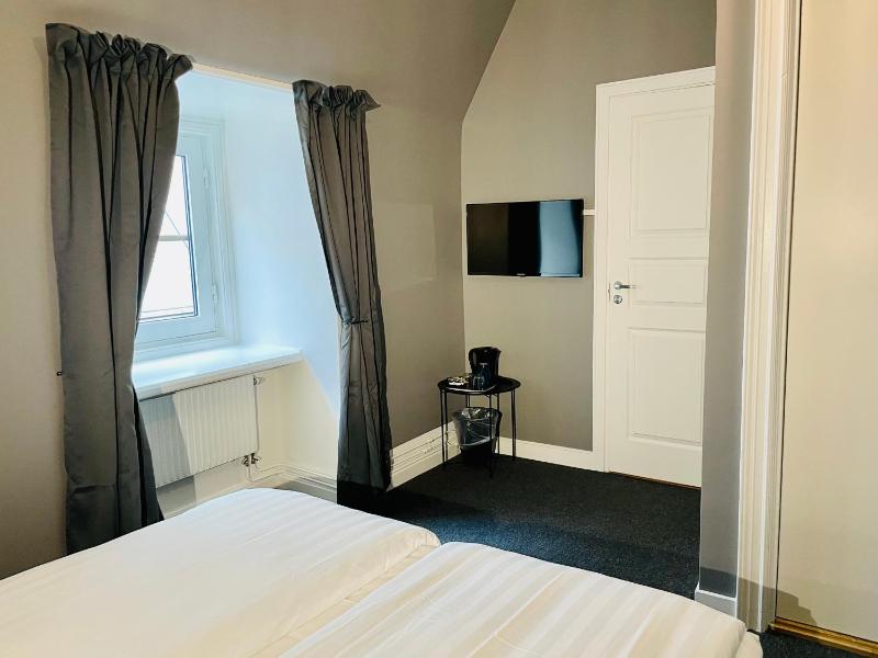 Double Room image 3