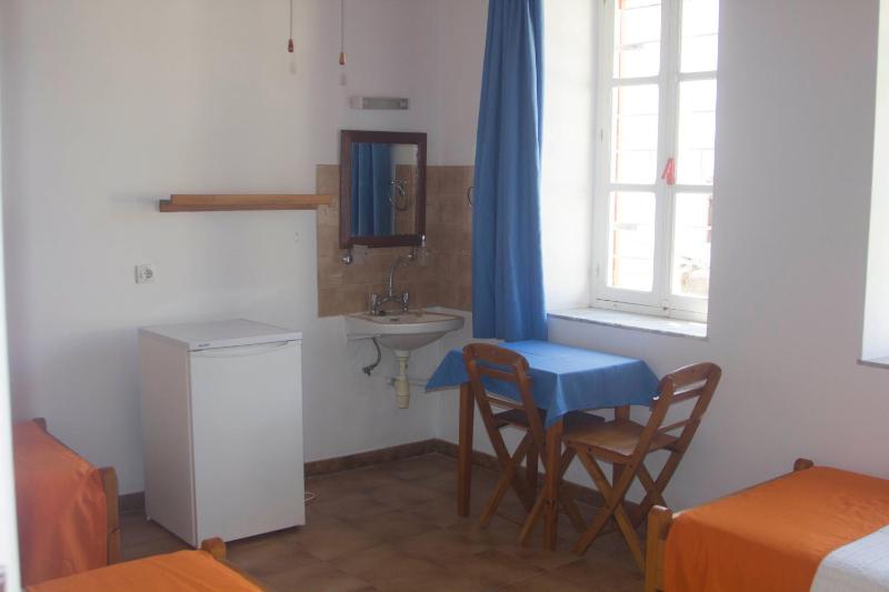 Triple Room with Shared Bathroom image 2