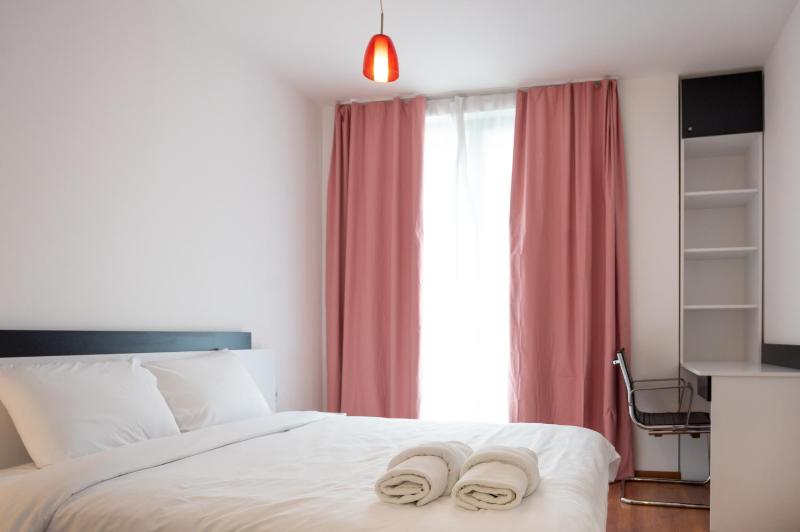 Sunny 1BDR Apartment near Center - image 6