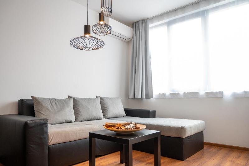 Sunny 1BDR Apartment near Center - image 4