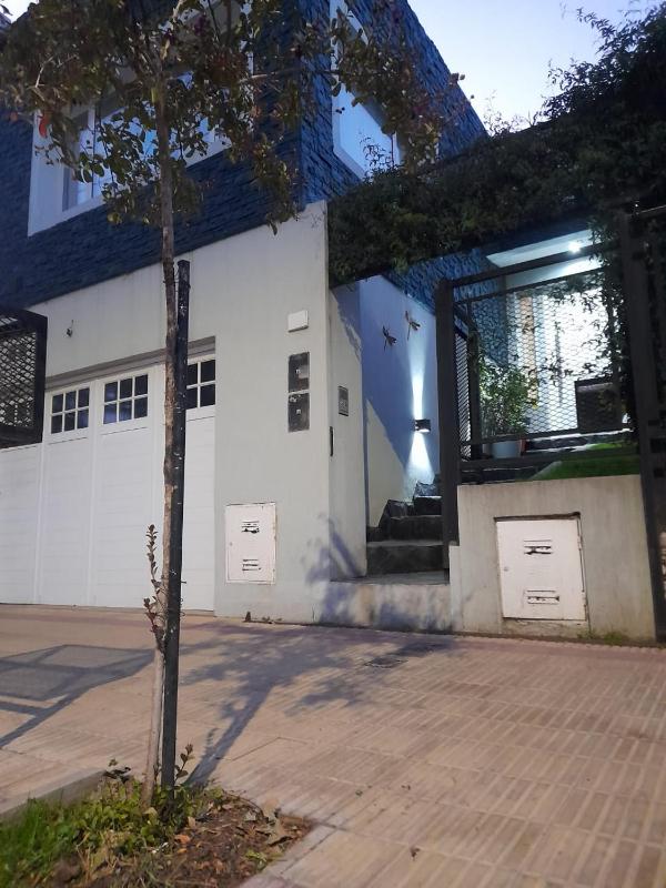 Hermosa casa con patio parrilla y garage cerrado - image 34