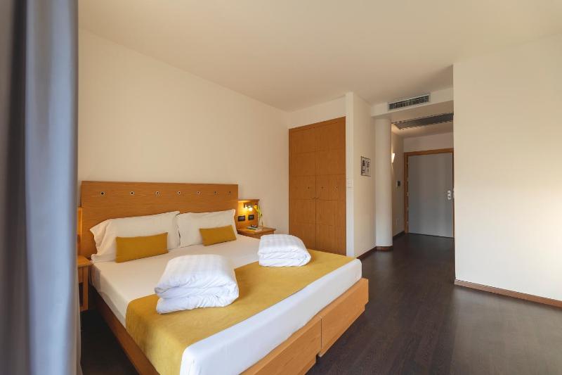 Quadruple Room with Garden View image 4
