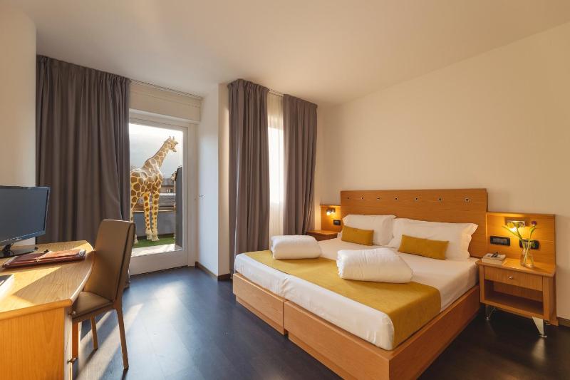 Quadruple Room with Garden View image 3
