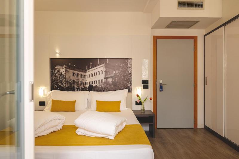 Standard Double or Twin Room image 4