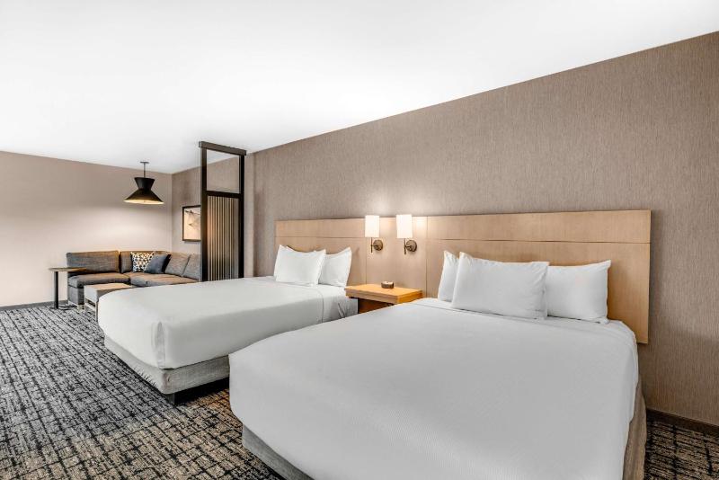 Queen Room with Two Queen Beds and Roll-In Shower - Disability Access image 1