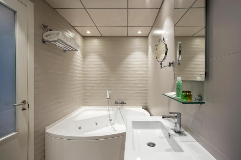 Deluxe Double Room with Spa Bath  image 3