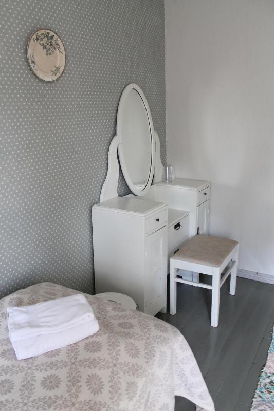 Small Twin Room image 3