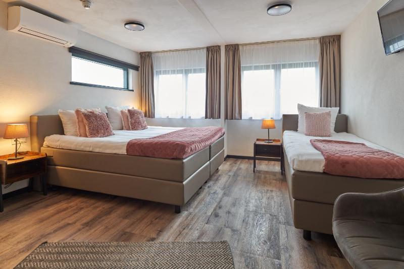 Deluxe Triple Room image 1