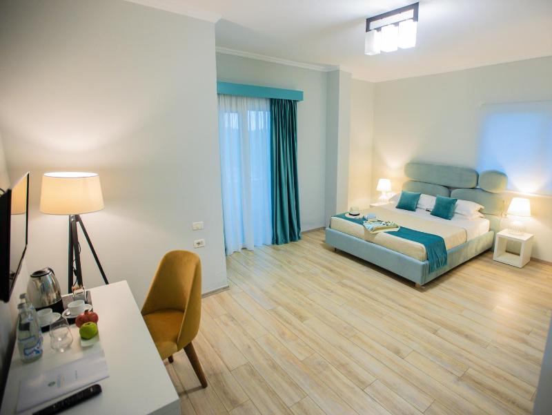 Deluxe Double Room with Side Sea View image 1