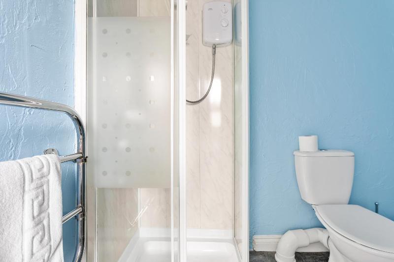 Twin Room with Bathroom image 2