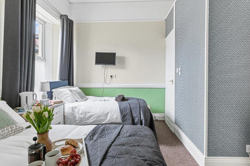 Twin Room with Bathroom image 3