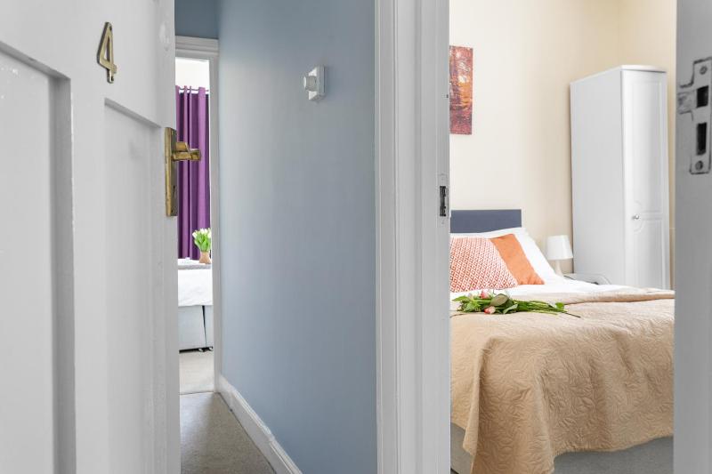 Small Double En-suite Room image 2
