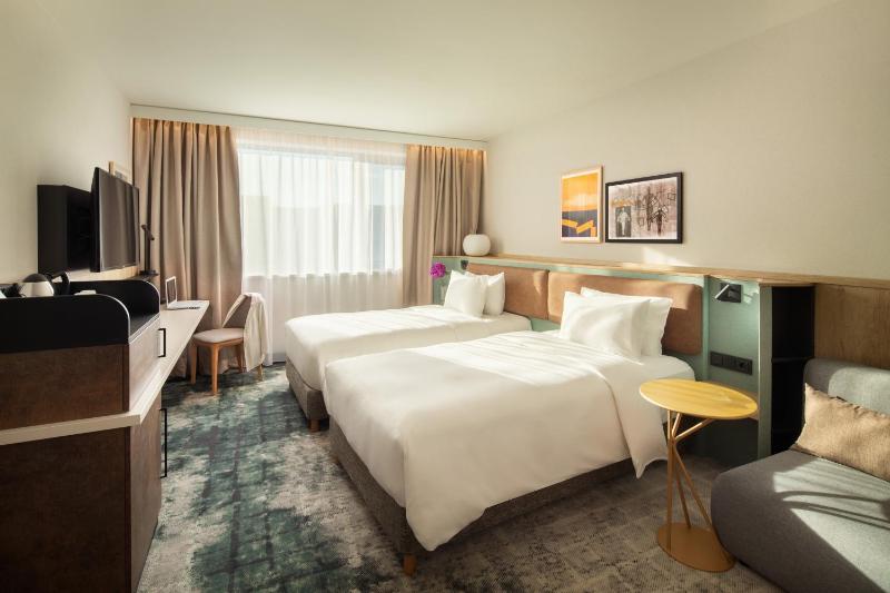 Standard Twin Room image 4
