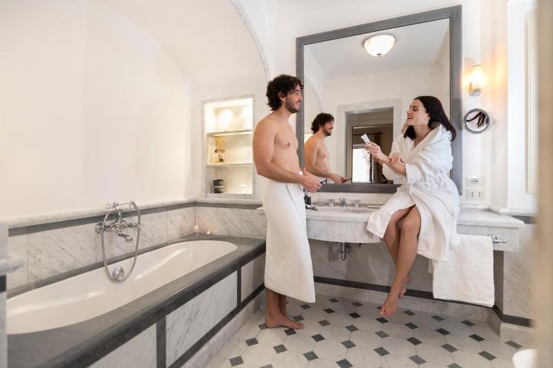 Suite with Spa Package image 3