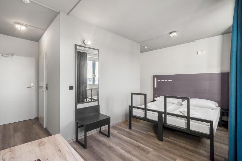 Twin Room image 4