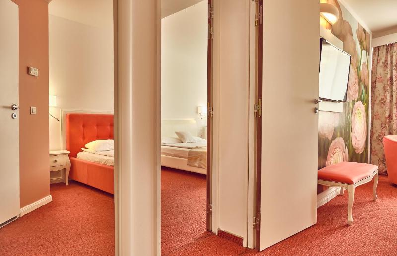 Deluxe Single Room Palace of Parliament view image 3