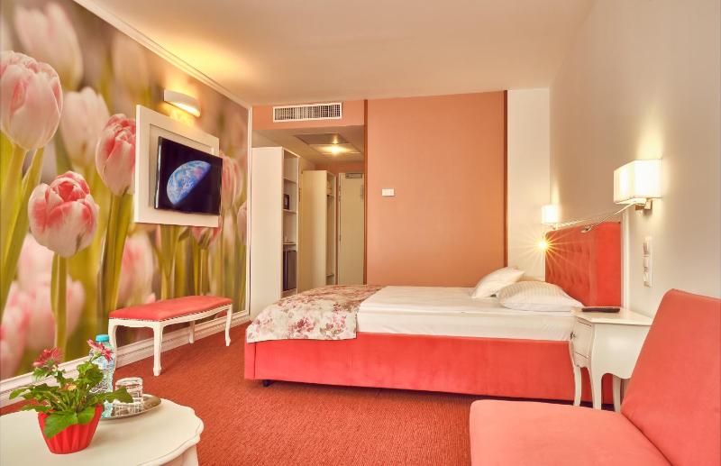 Deluxe Double Room with sofa Palace of Parliament view image 3