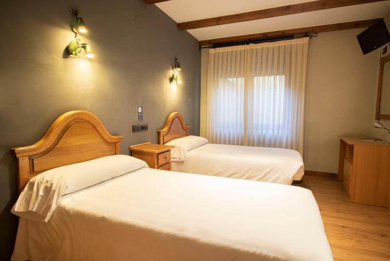 Double or Twin Room image 3